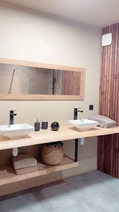 Superbe Appartement Avec Jacuzzi Et Jardin Prive Marlhes 0*,  Frankrike